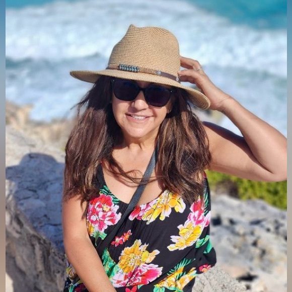 Meet your Posher, Liz - Picture 5 of 6